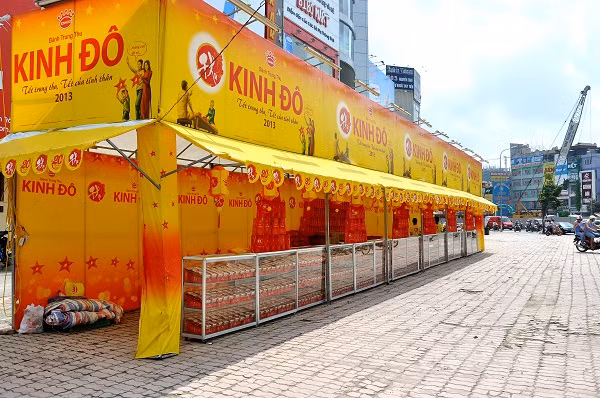 Không gian khá vắng vẻ trước quầy bánh trung thu ở Ngã tư Khuất Duy Tiến (Thanh Xuân, Hà Nội).