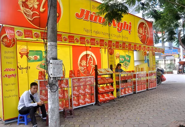 Hệ thống quầy hàng tại Cầu Giấy, Kim Mã cũng vắng bóng khách dù trong giờ cao điểm.