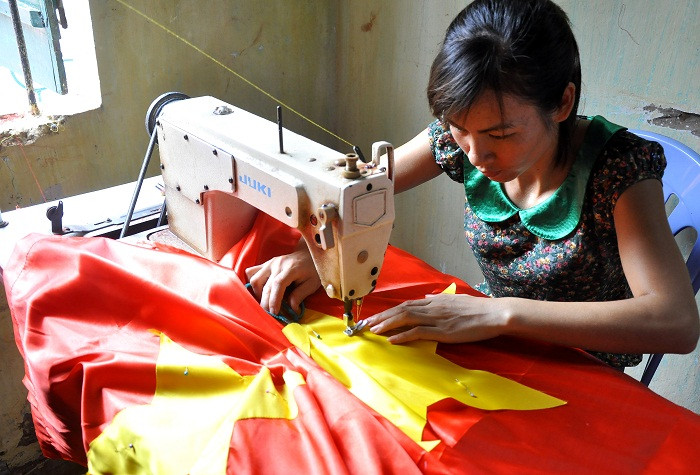 Trong gia đình, mỗi người phụ trách một công đoạn khác nhau trong khâu làm ra lá cờ Tổ quốc. Và chị Duyên là thợ may chính trong gia đình.