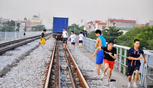Tàu chạy tới đây thường là tàu chở hàng và không có thời gian cố định về giờ và ngày chạy. (có ngày chạy có ngày không)