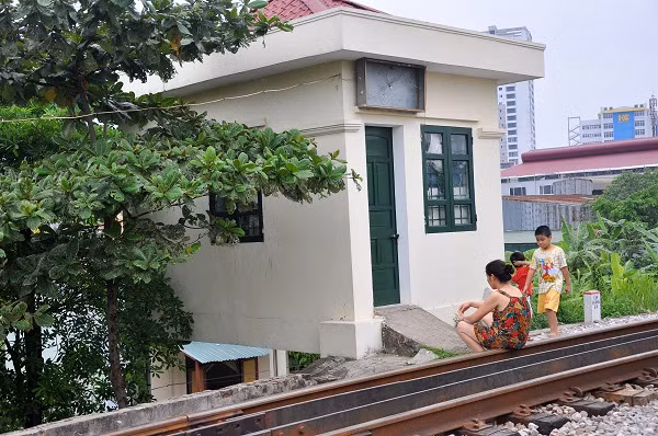 Phòng bảo vệ khu vực này thường xuyên đóng cửa. Cơ quan chức năng nơi đây cũng chưa có biện pháp gì để ngăn chặn tình trạng trên.