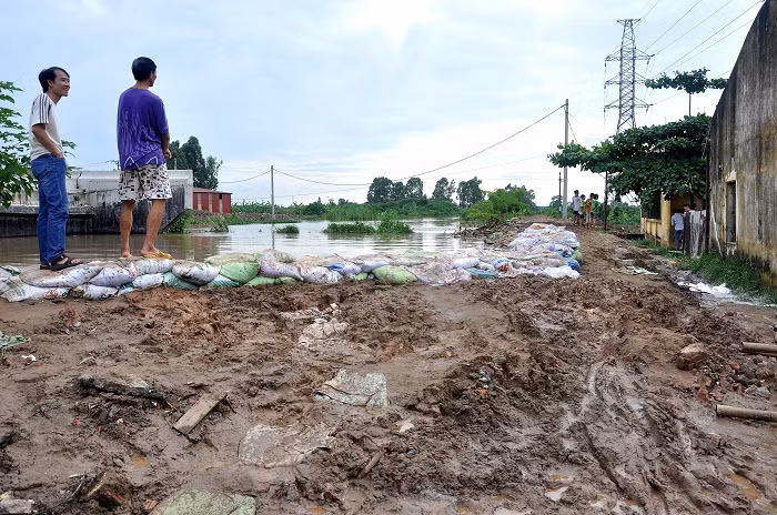 Nhiều người lại tò mò quan sát bờ kè vừa làm xong