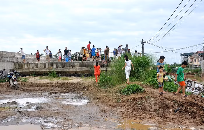 Khu vực quanh cầu Ngà có rất đông người dân từ người già đến trẻ nhỏ cũng háo hức tới chơi, xem…
