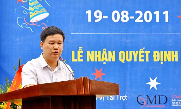 Ông Nguyễn Tiến Bình - TBT báo Giáo dục Việt Nam đọc biên bản kết hợp và công bố quyết định bổ nhiệm các thành viên ban chủ nhiệm CLB nhiếp ảnh trực thuộc báo GDVN.
