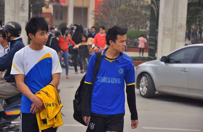 Lượng người lưu thông đông nên rất dễ bị che khuất tầm nhìn người lái xe.