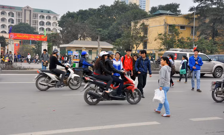 Tình trạng nguy hiểm do người đi bộ sang đường nghiêm trọng nhất là đoạn từ chân cầu vượt Mai Dịch tới ngã tư Hồ Tùng Mậu - Lê Đức Thọ.