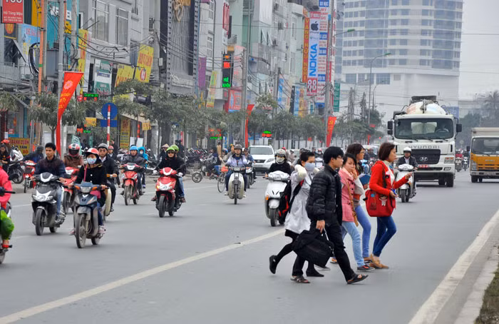 Nhiều lúc mọi người sang đường theo tốp