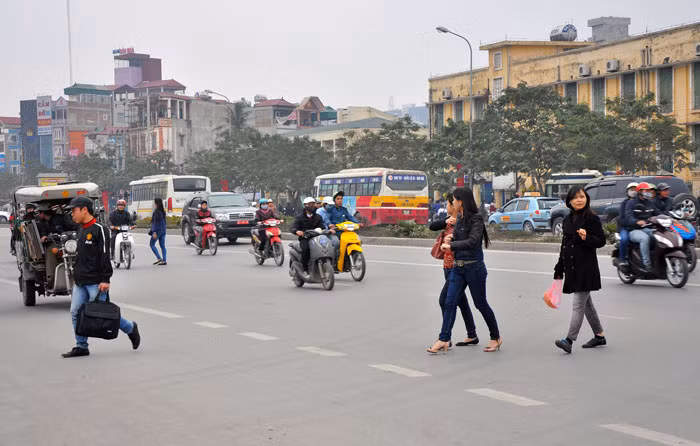 Vào mỗi giờ cao điểm, sinh viên đổ ra đường rất đông