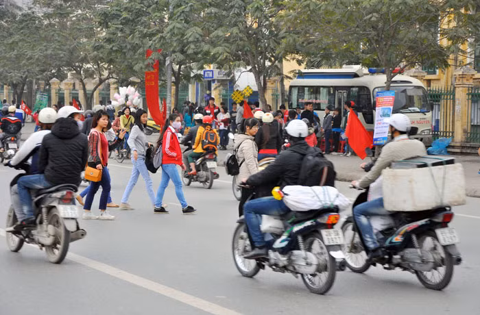 Trên đoạn đường này tập chung nhiều trường đại học như: Đại học Thương mại, Sân khấu Điện ảnh, Cao đẳng Múa Hà Nội…