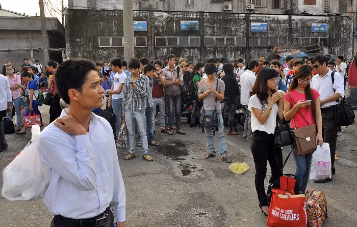 Sau khi mua vé vào bến, nhiều người phải đứng, ngồi để ngóng xe về bến
