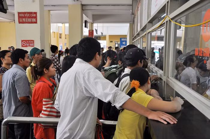 Phòng bán vé trật kín người và mỗi lúc một đông hơn khi về chiều.