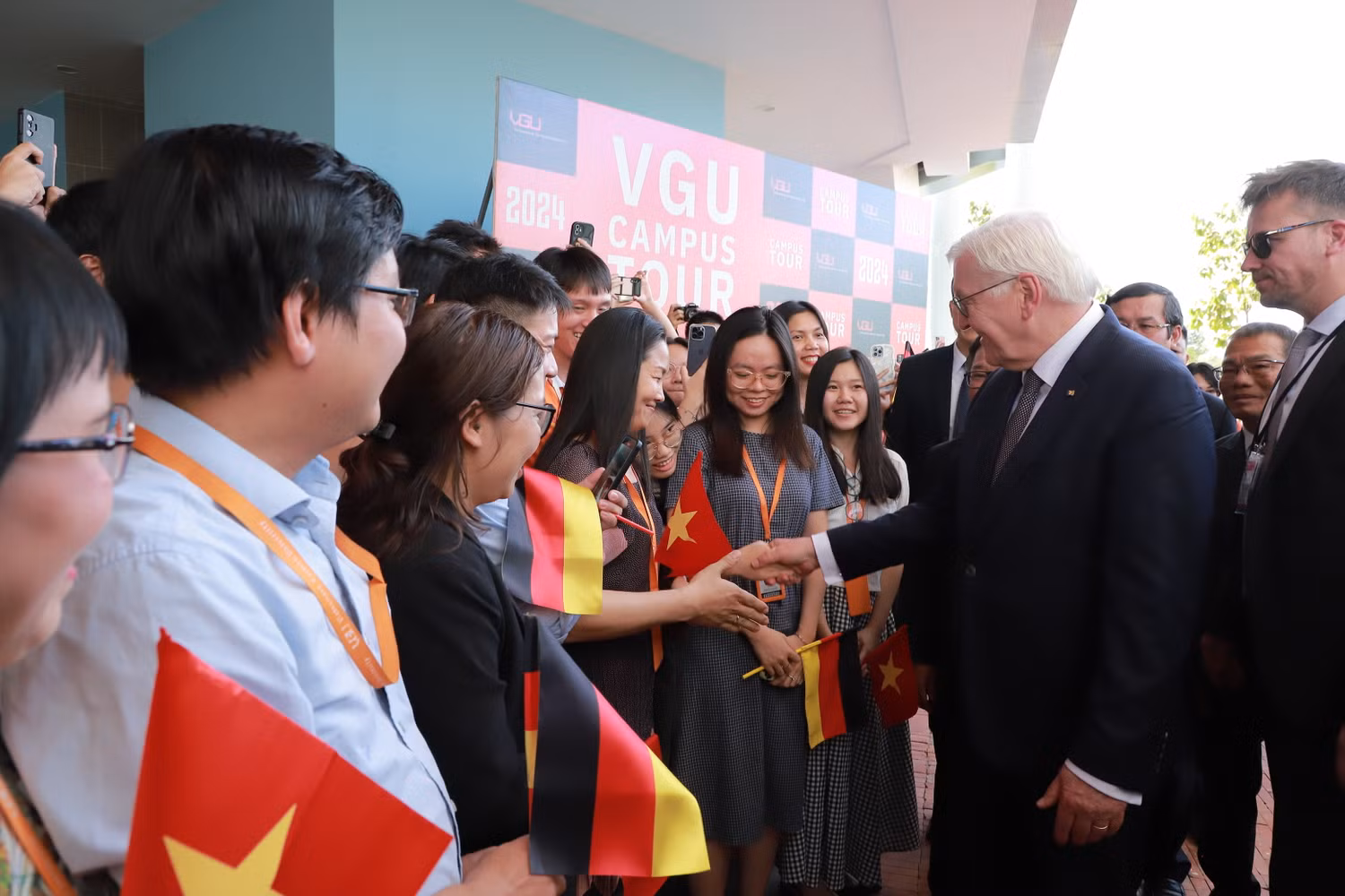 Chiều 24/01, tại Bình Dương, Tổng thống Cộng hòa Liên bang Đức Frank-Walter Steinmeier và phái đoàn có chuyến thăm và làm việc tại Trường Đai học Việt Đức (VGU). Chiều 24/01, tại Bình Dương, Tổng thống Cộng hòa Liên bang Đức Frank-Walter Steinmeier và phái đoàn có chuyến thăm và làm việc tại Trường Đai học Việt Đức (VGU).