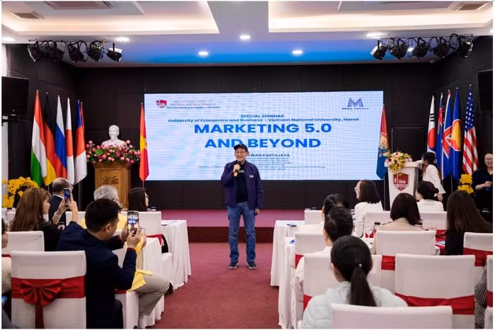 Với định hướng quốc tế hóa đào tạo và nghiên cứu cùng lợi thế mạng lưới đối tác quốc tế rộng, Trường Đại học Kinh tế - Đại học Quốc gia Hà Nội thường xuyên tổ chức các buổi toạ đàm, giao lưu học thuật cùng các chuyên gia, giảng viên, diễn giả nổi tiếng đến từ các trường đại học trên thế giới giúp sinh viên, học viên được mở mang kiến thức chuyên ngành một cách toàn diện đồng thời nâng cao kỹ năng giao tiếp tiếng Anh.