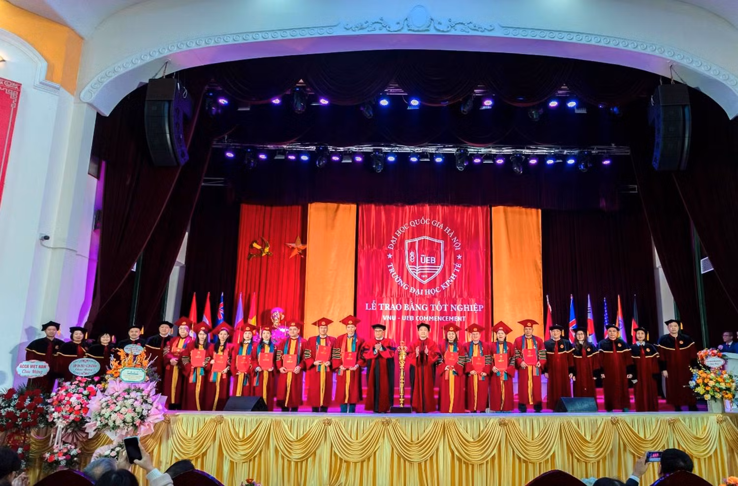 Ngày 26/1, Trường Đại học Kinh tế - Đại học Quốc gia Hà Nội tổ chức lễ trao bằng tốt nghiệp cho gần 500 sinh viên, học viên, nghiên cứu sinh tốt nghiệp đợt 1 năm 2024. Ngày 26/1, Trường Đại học Kinh tế - Đại học Quốc gia Hà Nội tổ chức lễ trao bằng tốt nghiệp cho gần 500 sinh viên, học viên, nghiên cứu sinh tốt nghiệp đợt 1 năm 2024.