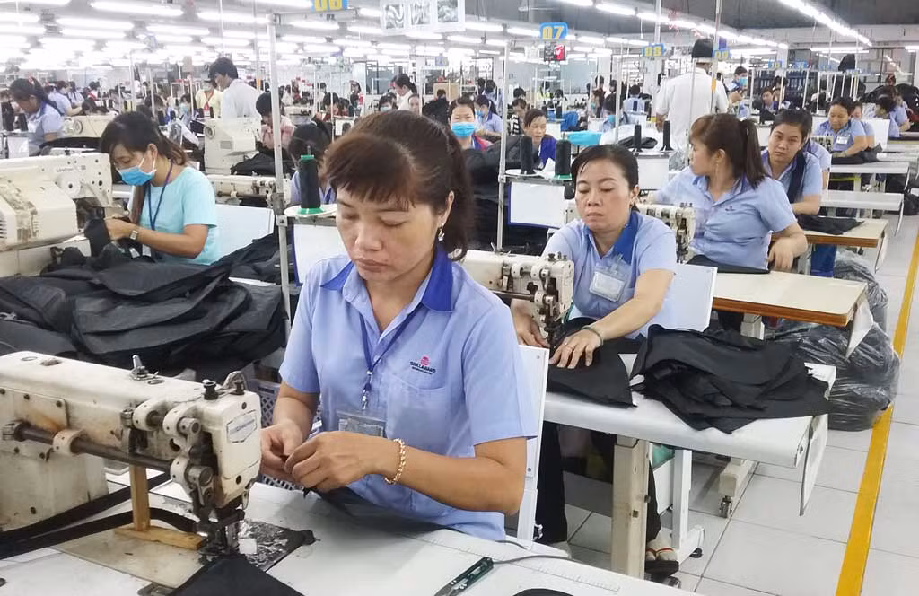 Năm 2018, sẽ có khoảng 49.700 lao động nữ nghỉ hưu đúng tuổi 55 (chưa tính số lao động nghỉ hưu trước tuổi), nhiều người lo lắng cách tính lương hưu mới sẽ thiệt thòi cho lao động nữ. Ảnh: Báo Long An Năm 2018, sẽ có khoảng 49.700 lao động nữ nghỉ hưu đúng tuổi 55 (chưa tính số lao động nghỉ hưu trước tuổi), nhiều người lo lắng cách tính lương hưu mới sẽ thiệt thòi cho lao động nữ. Ảnh: Báo Long An