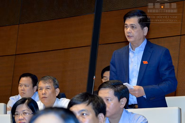 Đại biểu Nguyễn Lâm Thành (Đoàn Lạng Sơn) chất vấn Thủ tướng tại nghị trường Quốc hội về vấn đề BOT gây bức xúc trong nhân dân thời gian vừa qua. Ảnh: Quochoi.vn