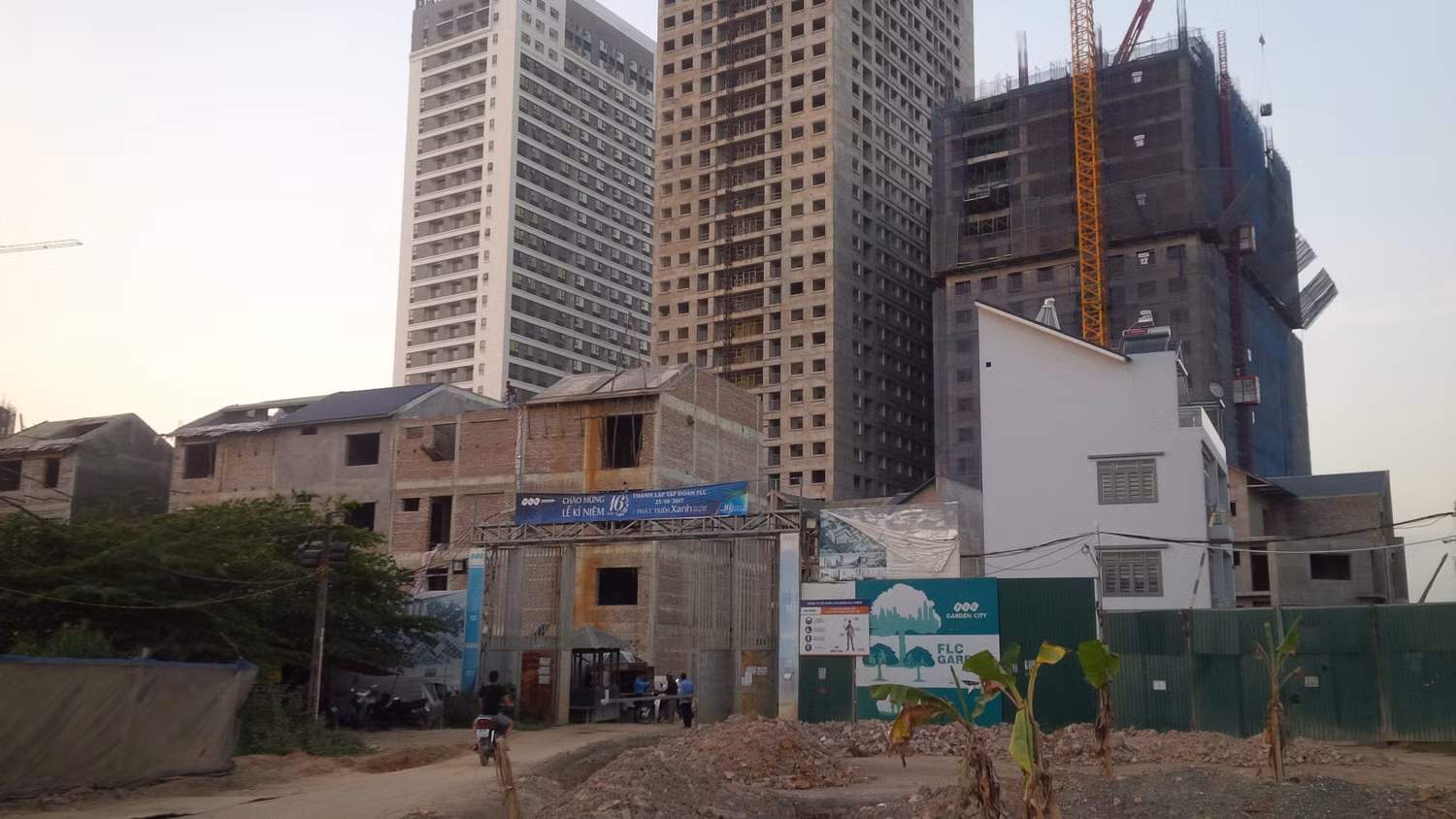Lối vào dự án HH2 - FLC Garden City, lực lượng bảo vệ không cho phép người lạ và cả người mua nhà vào quay phim, chụp ảnh. Ảnh: V.P Lối vào dự án HH2 - FLC Garden City, lực lượng bảo vệ không cho phép người lạ và cả người mua nhà vào quay phim, chụp ảnh. Ảnh: V.P