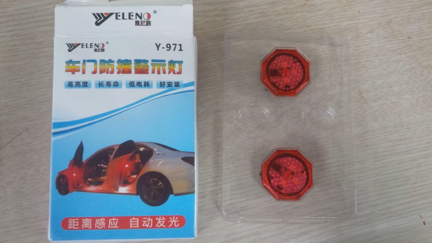 Sản phẩm đèn led cảnh báo mở cửa xe ô tô của OBD online không hề có thông tin nhà nhập khẩu và phân phối tại Việt Nam bán cho người tiêu dùng. Ảnh: NVCC.