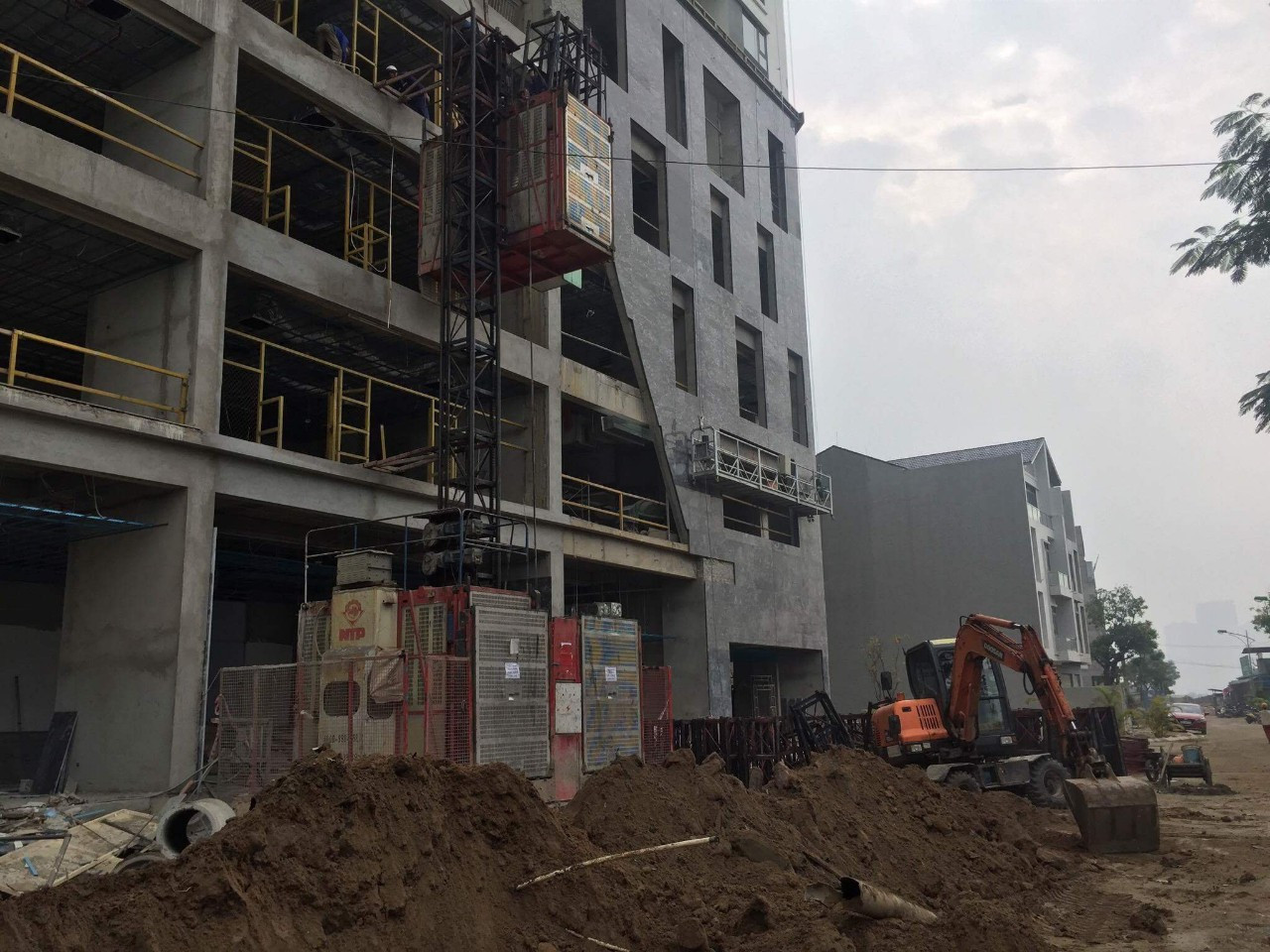Chủ đầu tư Dự án HH2 - FLC Garden City ép người dân nhận nhà khi điều kiện tối thiểu chưa đảm bảo, vật liệu xây dựng, bùn đất vẫn ngổn ngang như đại công trường. Ảnh: NVCC. Chủ đầu tư Dự án HH2 - FLC Garden City ép người dân nhận nhà khi điều kiện tối thiểu chưa đảm bảo, vật liệu xây dựng, bùn đất vẫn ngổn ngang như đại công trường. Ảnh: NVCC.