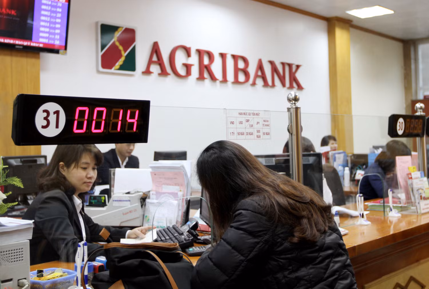 Phó Tổng giám đốc Agribank dựa vào đâu để ký hợp đồng làm phim? ảnh 2