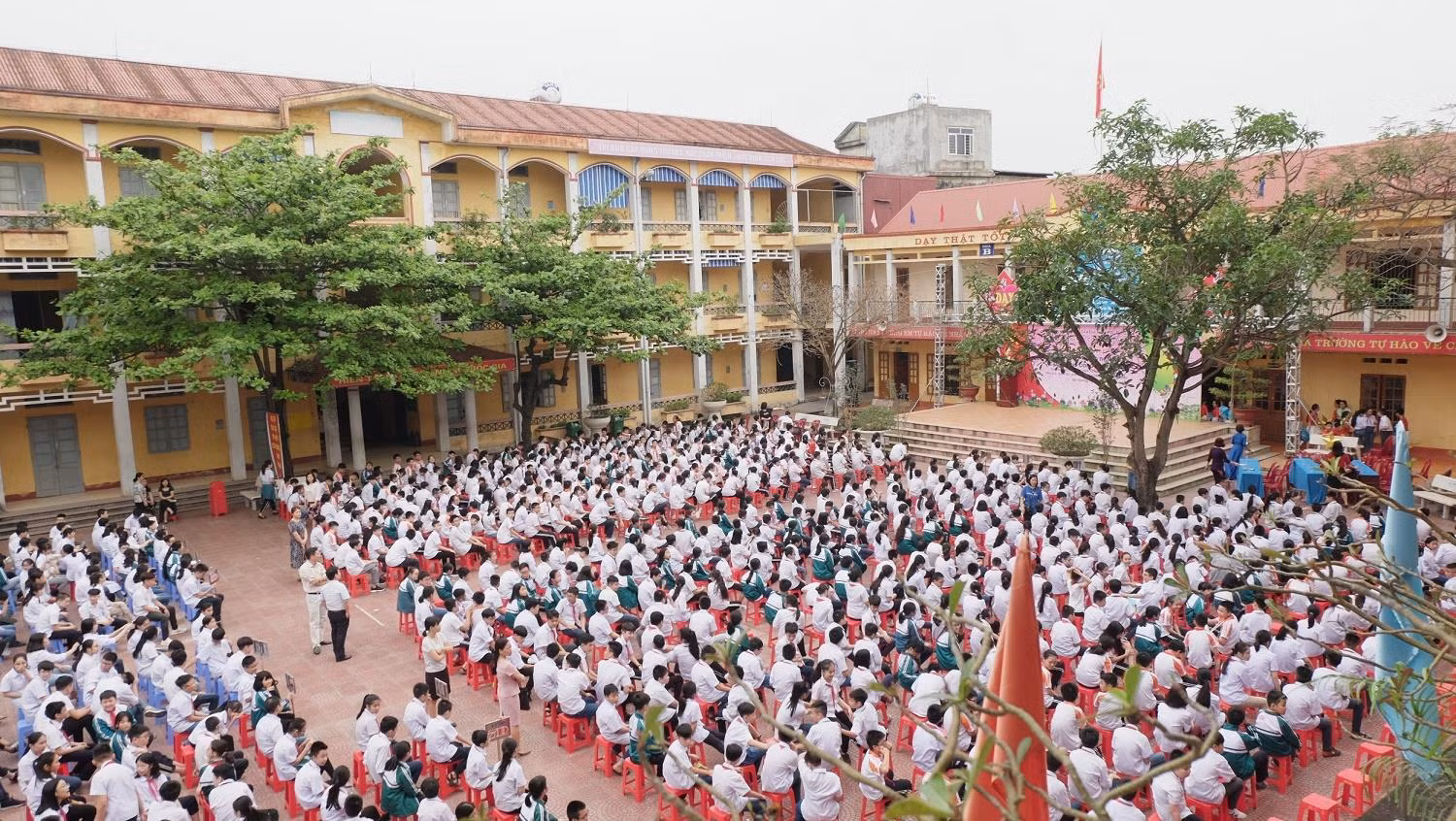 Hơn 1300 học sinh trường Trung học cơ sở Ngô Gia Tự đã tham dự buổi hội thảo "Khởi nghiệp trong thời đại cách mạng công nghiệp 4.0". (Ảnh: LC) Hơn 1300 học sinh trường Trung học cơ sở Ngô Gia Tự đã tham dự buổi hội thảo "Khởi nghiệp trong thời đại cách mạng công nghiệp 4.0". (Ảnh: LC)