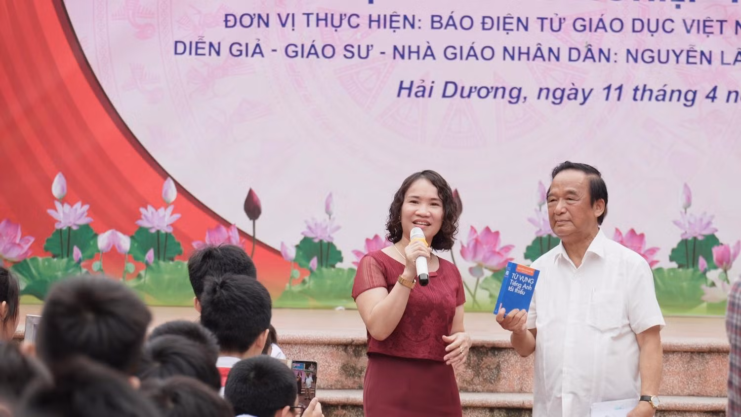 Những món quà của Giáo sư Nguyễn Lân Dũng sẽ giúp các thầy và trò trường Ngô Gia Tự làm tốt hơn trong công tác dạy và học. (Ảnh: LC) Những món quà của Giáo sư Nguyễn Lân Dũng sẽ giúp các thầy và trò trường Ngô Gia Tự làm tốt hơn trong công tác dạy và học. (Ảnh: LC)