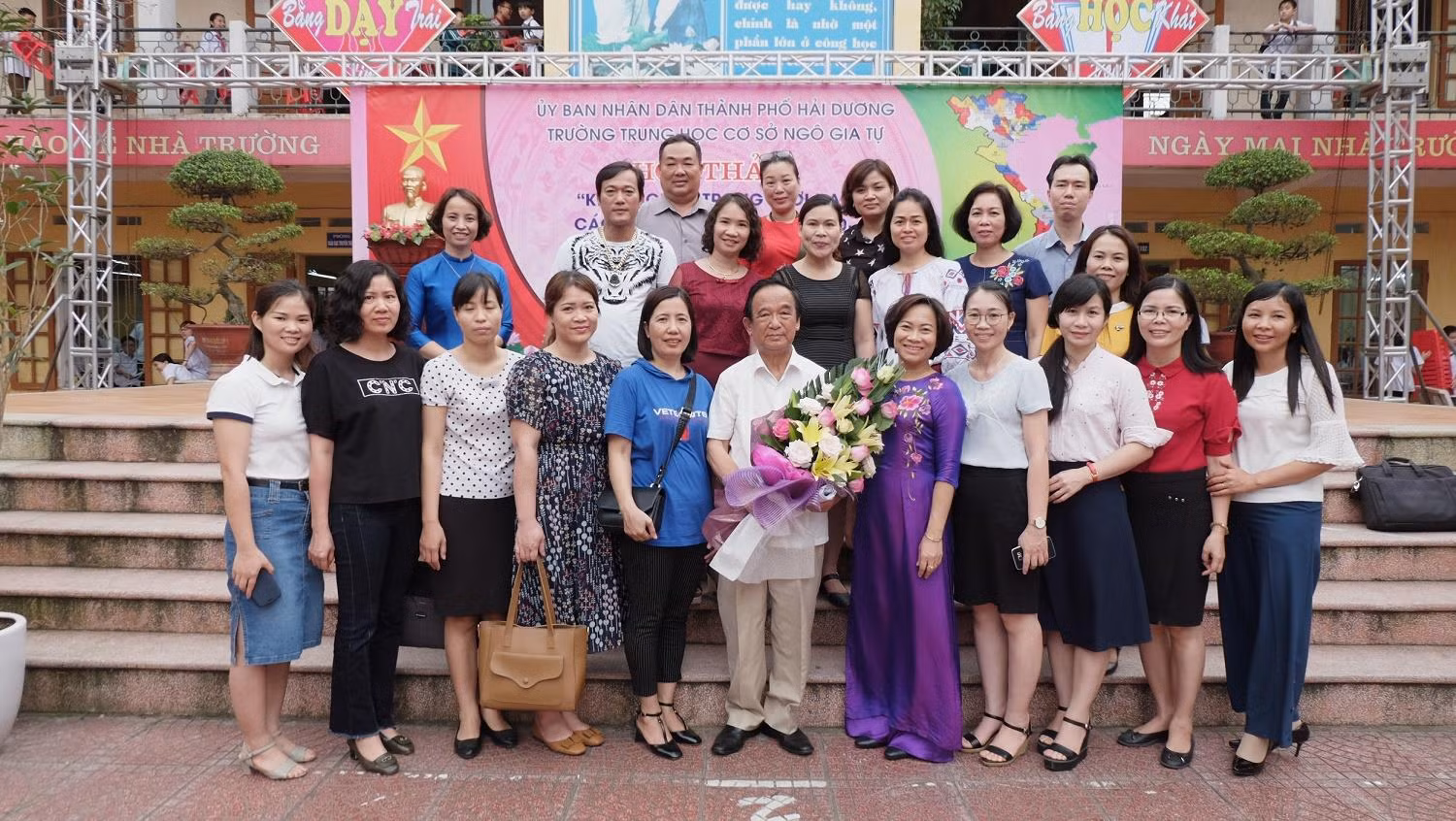 Giáo sư Nguyễn Lân Dũng chụp ảnh với tập thể cán bộ giáo viên trường Ngô Gia Tự. (Ảnh:LC) Giáo sư Nguyễn Lân Dũng chụp ảnh với tập thể cán bộ giáo viên trường Ngô Gia Tự. (Ảnh:LC)