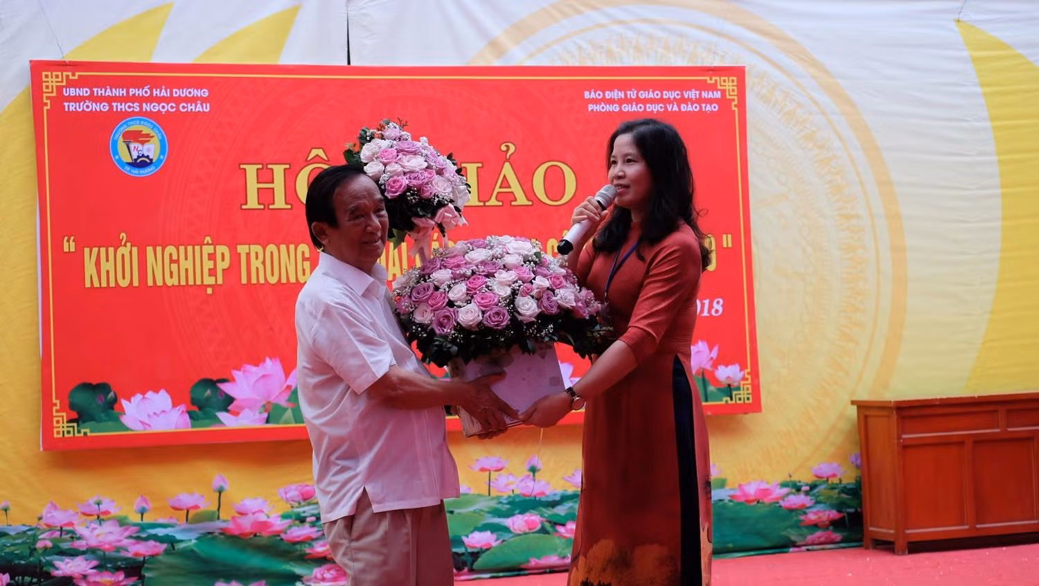Hiệu trưởng Phạm Thanh Nga đã tặng hoa và gửi lời cảm ơn Giáo sư Nguyễn Lân Dũng và Báo điện tử Giáo dục Việt Nam. (Ảnh: LC)