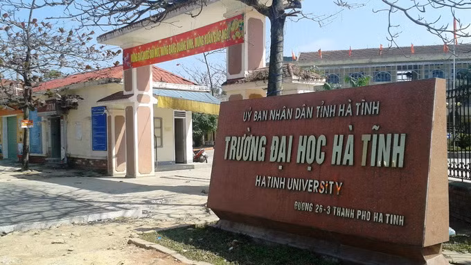 Dù không được các cơ quan có thẩm quyền đồng ý nhưng Đại học Hà Tĩnh vẫn tự ý thuê 5 địa điểm để tổ chức tuyển sinh, đào tạo. (Ảnh: Tuổi trẻ) Dù không được các cơ quan có thẩm quyền đồng ý nhưng Đại học Hà Tĩnh vẫn tự ý thuê 5 địa điểm để tổ chức tuyển sinh, đào tạo. (Ảnh: Tuổi trẻ)