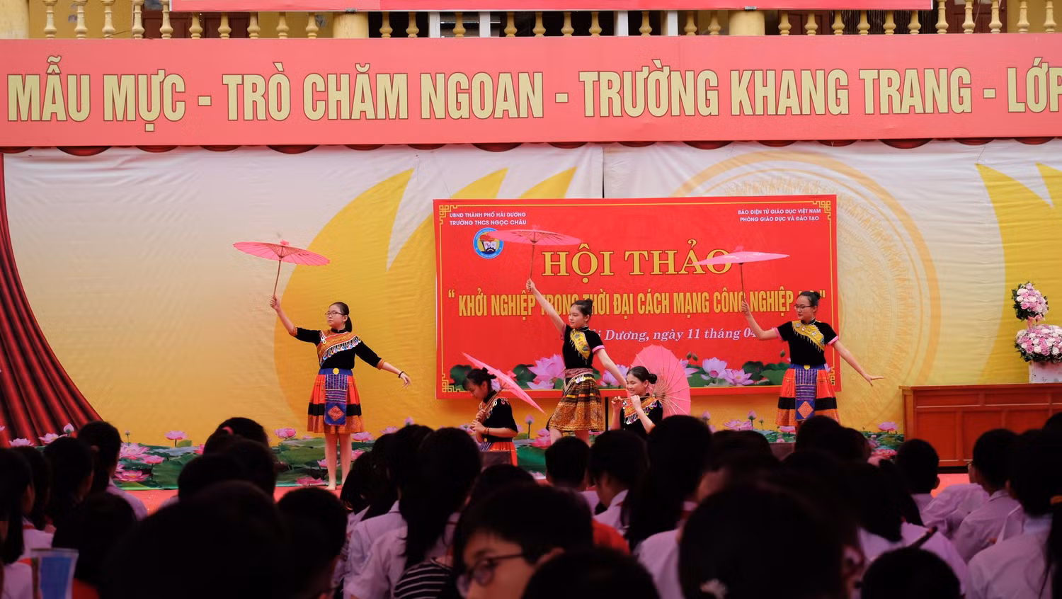 Tiết mục văn nghệ chào mừng do các em trường Trung học cơ sở Ngọc Châu thể hiện. (Ảnh: LC)