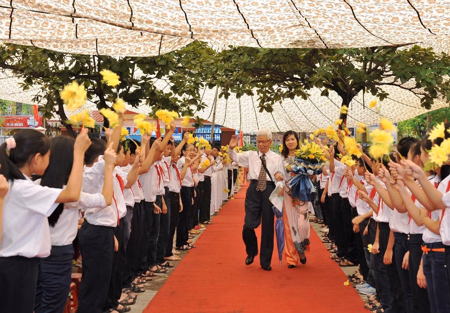 Nhà giáo Nguyễn Huy Khoát trong một lần trở lại thăm trường Ngô Gia Tự. (Ảnh: LC)