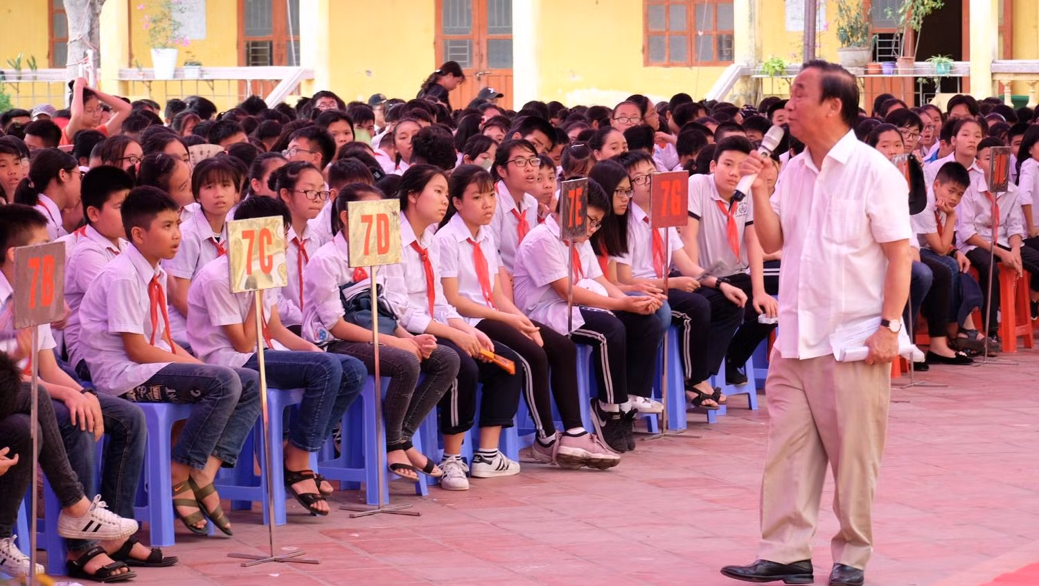 Câu chuyện về cuộc đời làm khoa học của Giáo sư Nguyễn Lân Dũng đã thu hút sự chú ý rất lớn của các em. (Ảnh: LC)