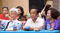 Nhà giáo Nguyễn Huy Khoát (tóc trắng, bìa trái) cùng Giáo sư Nguyễn Lân Dũng trong buổi hội thảo "Khởi nghiệp trong thời đại 4.0" do Báo điện tử Giáo dục Việt Nam tổ chức. (Ảnh: LC)