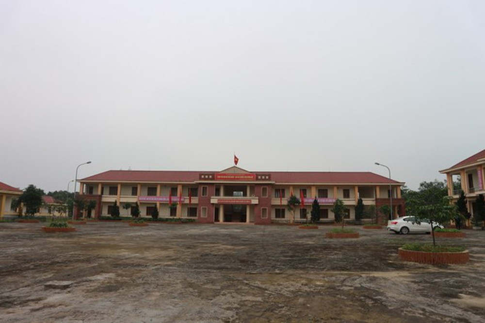 Trung tâm giáo dục thường xuyên-hướng nghiệp dạy nghề huyện Hương Khê (Hà Tĩnh) được đầu tư cơ sở vật chất với gần 40 tỷ đồng nhưng gần như bỏ hoang nhiều năm vì mỗi năm chỉ tuyển được khoảng 10 học sinh. (Ảnh: Hoàng Ngà/TTXVN) Trung tâm giáo dục thường xuyên-hướng nghiệp dạy nghề huyện Hương Khê (Hà Tĩnh) được đầu tư cơ sở vật chất với gần 40 tỷ đồng nhưng gần như bỏ hoang nhiều năm vì mỗi năm chỉ tuyển được khoảng 10 học sinh. (Ảnh: Hoàng Ngà/TTXVN)