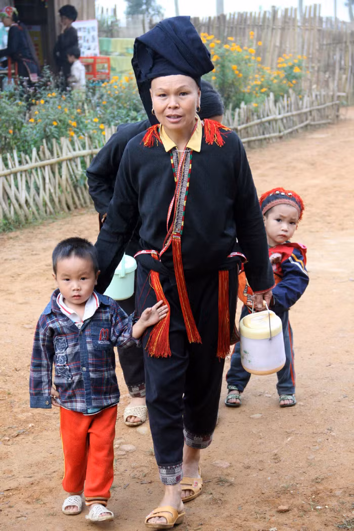 Theo lời cô Nguyễn Hạnh Thu, hiệu trưởng Mầm Non Nậm Mười thì thực tế nhà trường không có học sinh bán trú nên không tổ chức nấu ăn, các cháu thường tự mang cơm do bố mẹ chuẩn bị từ sáng, sau đó ăn trưa tại trường.