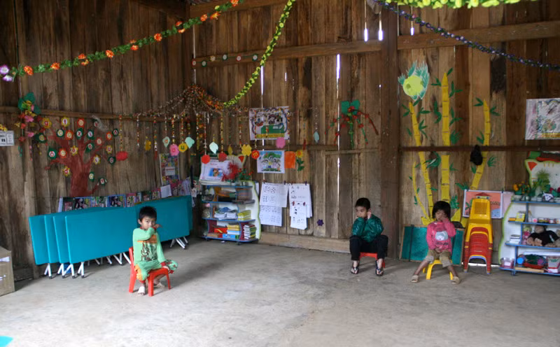 Lớp học không có gì giá trị ngoài một số bộ bàn ghế. Đồ chơi cho trẻ mầm non nơi đây chủ yếu làm từ phế phẩm, được các cô giáo sáng tạo ra,