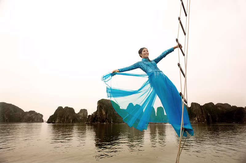Bộ ảnh áo dài được thực hiện tại vịnh Hạ Long vào những ngày cuối thu. Hoa hậu Việt Nam 2010 Ngọc Hân không ngại "leo" thang dây...