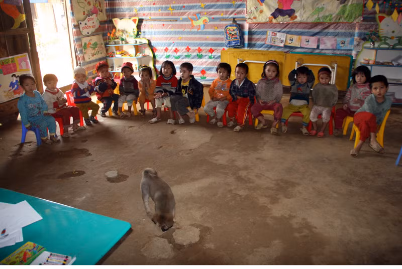 Các em mầm non sẽ ngồi học như thế này. Khác với các lớp học miền xuôi, trường mầm non Nậm Mười còn có cả 1 chú cún chạy ra, chạy vào lớp học.