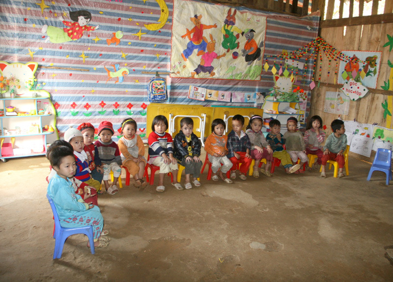Các em lớp mầm non sẽ ngồi học như thế này.