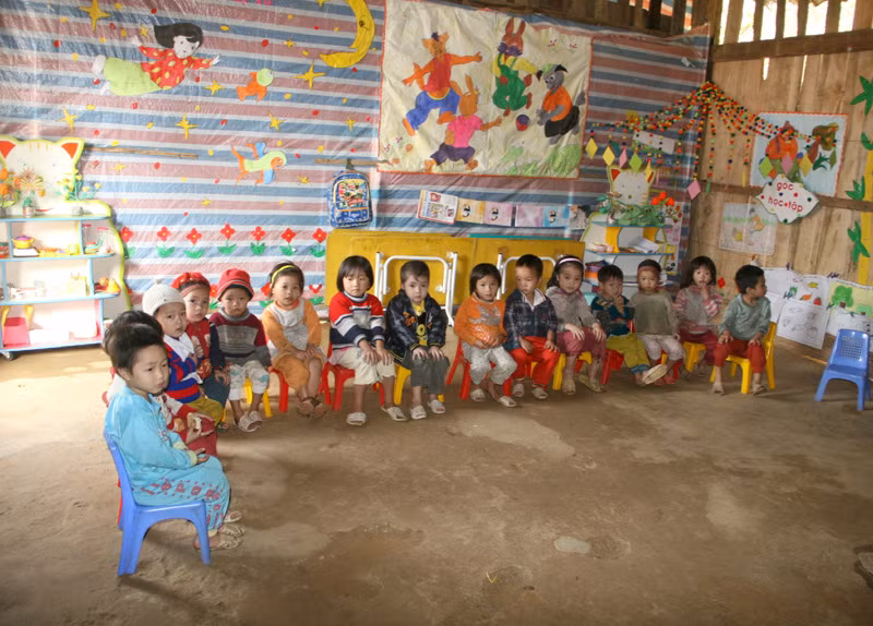 Các em lớp mầm non sẽ ngồi học như thế này.