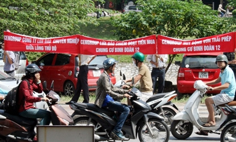Khách hàng tập trung đòi tiền Công ty BĐS Thế Kỷ. Khách hàng tập trung đòi tiền Công ty BĐS Thế Kỷ.