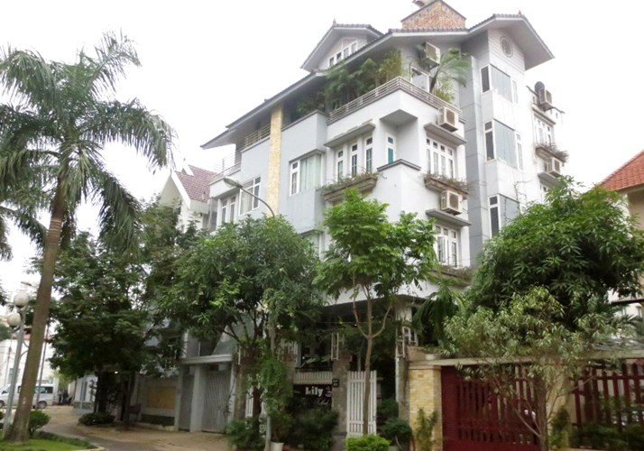 Theo dự án cầu Nhật Tân ban đầu được phê duyệt vào tháng 3/2006, thì toàn bộ khu biệt thự Vườn Đào D1- D3 đều nằm trong diện phải trả lại mặt bằng phục vụ dự án. Ảnh: Kiến thức. Theo dự án cầu Nhật Tân ban đầu được phê duyệt vào tháng 3/2006, thì toàn bộ khu biệt thự Vườn Đào D1- D3 đều nằm trong diện phải trả lại mặt bằng phục vụ dự án. Ảnh: Kiến thức.