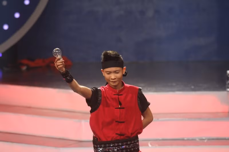 Một tiết mục ấn tượng trong tập 5 đó chính là màn biểu diễn của nghệ sĩ xiếc nhai bóng đèn. Khác với các "siêu nhân" xuất hiện trước đó, nghệ sĩ xiếc Minh Hiếu đến từ đoàn xiếc Minh Tân đã "lừa" thành công khi cả 2 đội đều đoán sai. Để chứng minh khả năng "siêu phàm" của mình, Minh Hiếu giơ cao bóng đèn cho mọi người kiểm tra.