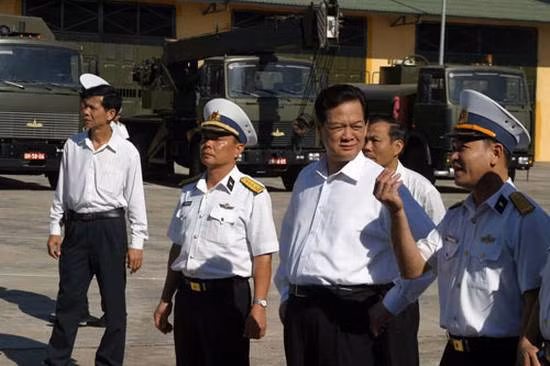 Thủ tướng Việt Nam thị sát lực lượng tên lửa phòng thủ bờ biển Bastion-P, tên lửa này là phiên bản của tên lửa chống hạm siêu âm K-301 Yakhont nổi tiếng, sử dụng khung xe MZKT do Belarus nghiên cứu chế tạo. Hệ thống Bastion-P chủ yếu dùng để tấn công các mục tiêu trên mặt biển và đất liền, khoảng cách tấn công hiệu quả là 300 km, có thể dùng để phòng thủ tuyến đường bờ biển dài trên 600 km. Việc triển khai hệ thống tên lửa chống hạm Bastion chỉ cần thời gian 5 phút.