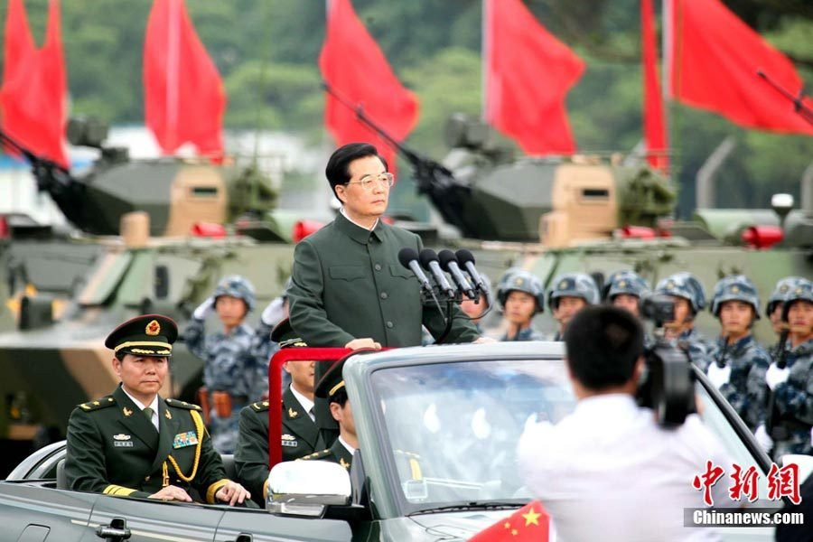Ông Hồ Cẩm Đào duyệt đội ngũ
