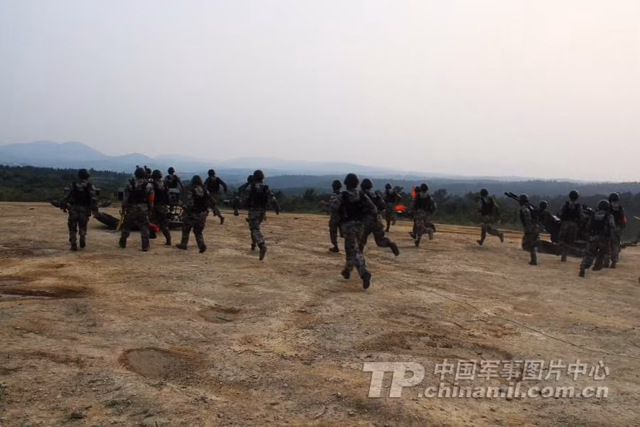 Các lực lượng cơ động vào vị trí diễn tập