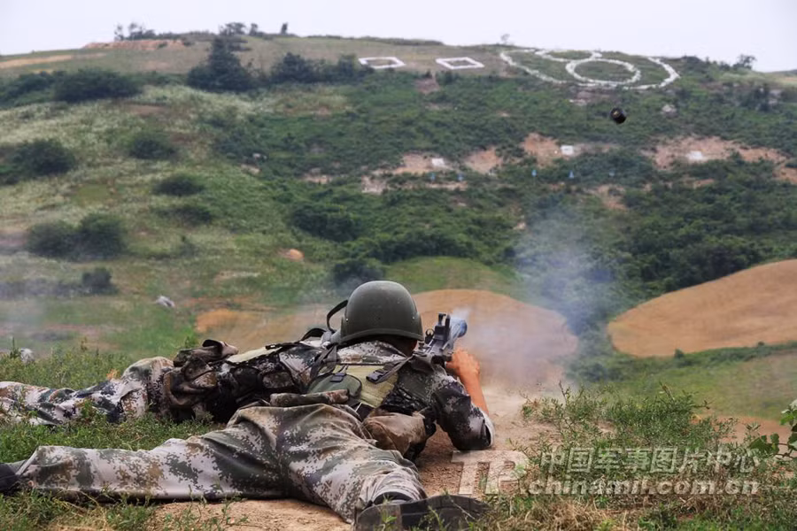 Súng máy nhả đạn