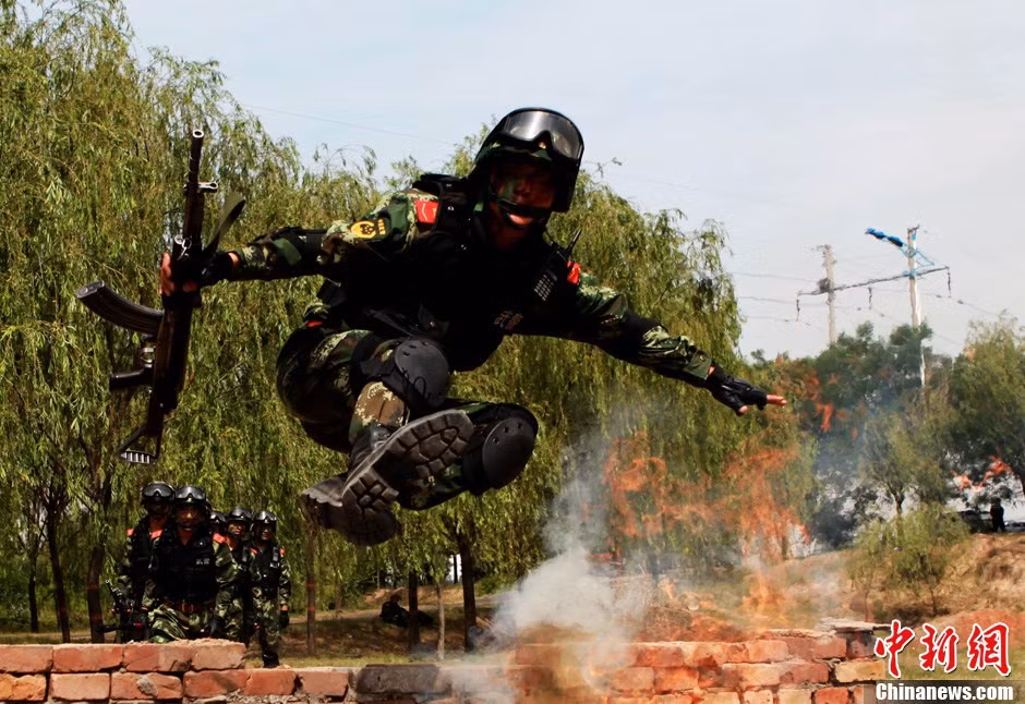 Huấn luyện binh lính vượt tường lửa Huấn luyện binh lính vượt tường lửa