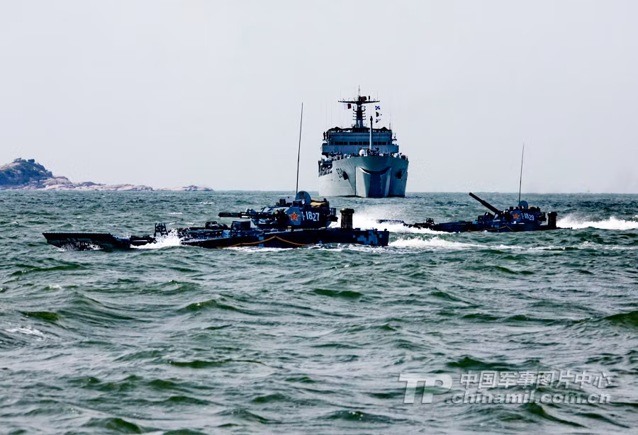 Những chiếc chiến xa lội nước này nhanh chóng cơ động từ khoang tàu ra ngoài