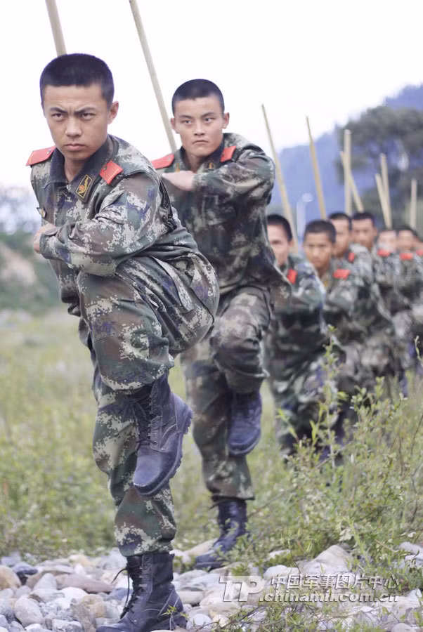 Cảnh sát vũ trang Cam Túc huấn luyện côn pháp Thiếu Lâm cho lính mới